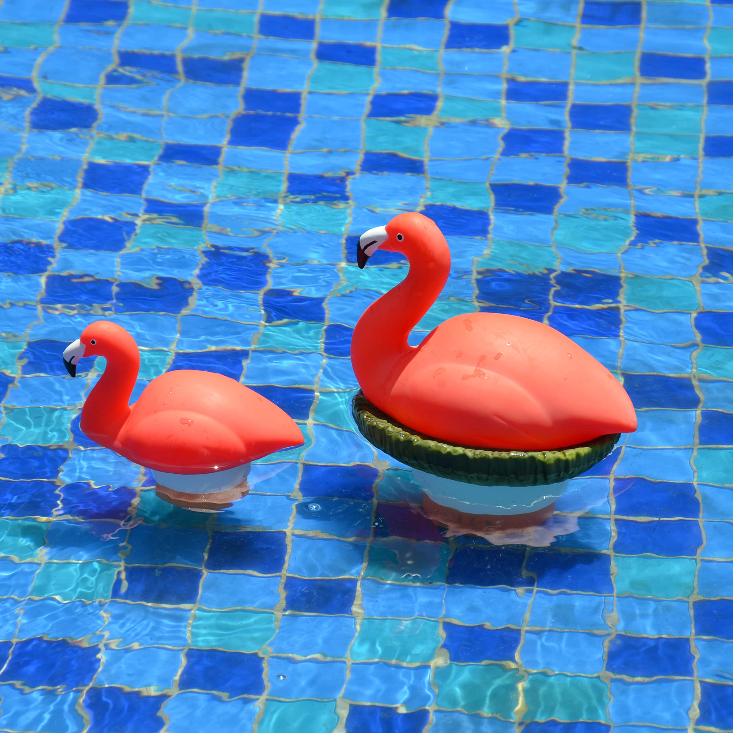 XY-WQ Flamingo Chlorine Floater close-up of flamingo head