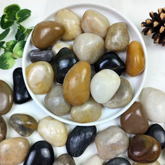 YISZM 2lbs mixed colour pebbles in a decorative setting